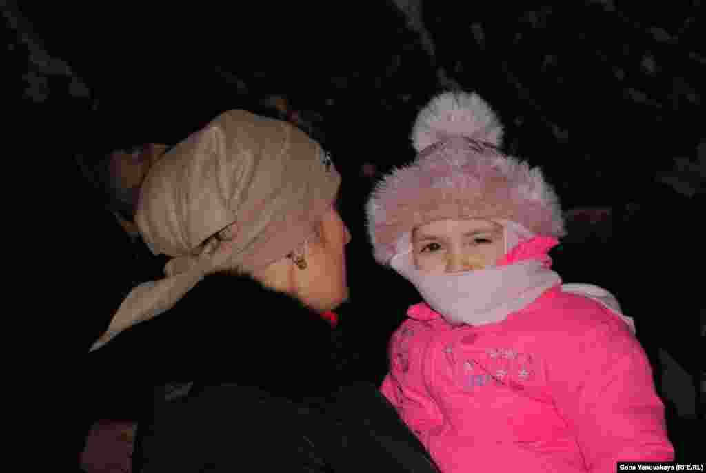 Пока шла пресс-конференция, сторонники Аллы Джиоевой разбили палатки на центральной площади, разожгли костры. 