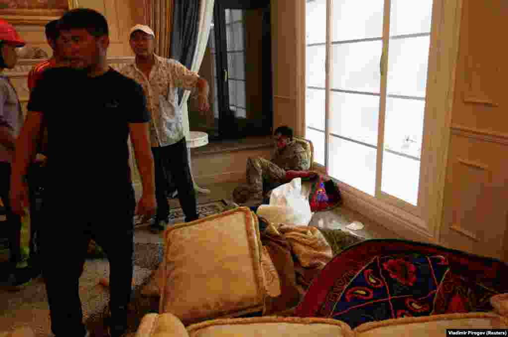 Прихильники експрезидента та поранений член спецназу (праворуч знизу). Станом на ранок 8 серпня, прихильники Атамбаєва утримували 6 заручників. Згодом кореспондент киргизької служби Радіо Свобода повідомив, що всіх заручників відпустили