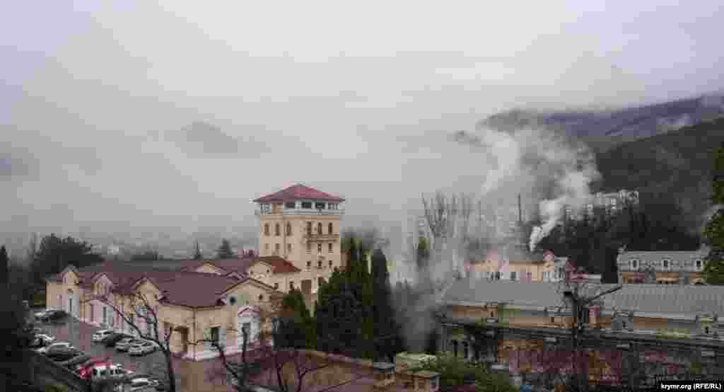 В декабре прошлого года исторический винзавод «Массандра» подконтрольные Кремлю власти Крыма продали российской компании «Южный проект». Это дочерняя компания банка «Россия», основной акционер которого – миллиардер Юрий Ковальчук. Сумма сделки составила 5,3 миллиарда рублей