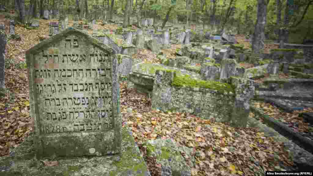 На территории кладбища есть памятник Марку Тапсашару – известному караимскому военному, защитнику китайского города Порт-Артура, который погиб в этих местах