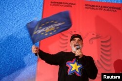 Лидер Социалистической партии и премьер-министр Албании Эди Рама размахивает флагом ЕС на предвыборном митинге в городе Фиери. 7 мая 2025 года