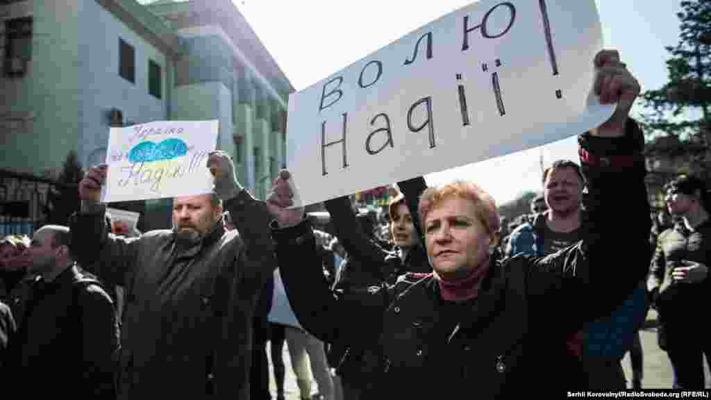 Представники посольства Росії вийшли від крики людей «Ганьба!»