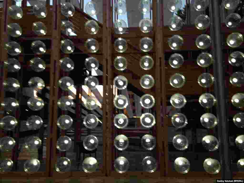 Инсталляция у музея MAXXI, где показывают экспериментальные фильмы Римского фестиваля