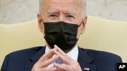 У своєму виступі Байден зосередиться, зокрема, на тому факті, що близько 43 відсотків американців отримали принаймні одну дозу вакцини від COVID-19, а майже третина населення повністю вакцинована