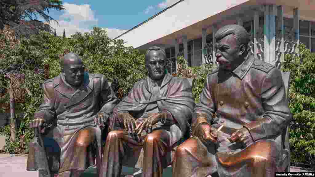 Бронзовый памятник руководителям США, Великобритании и бывшего СССР – Франклину Рузвельту, Уинстону Черчиллю и Иосифу Сталину. Работу российского скульптора Зураба Церетели установили у входа в санаторий «Ливадия» в феврале 2015 года