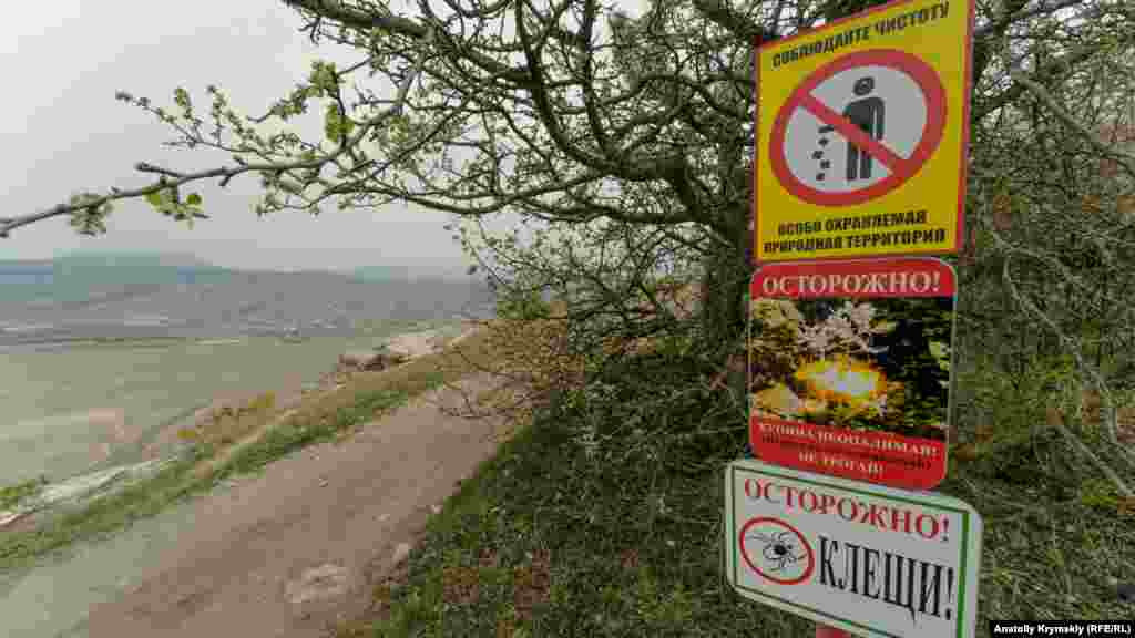 Особо охраняемую природную территорию над Змеиной пещерой дополнительно «охраняют» от назойливых туристов клещи и купина неопалимая