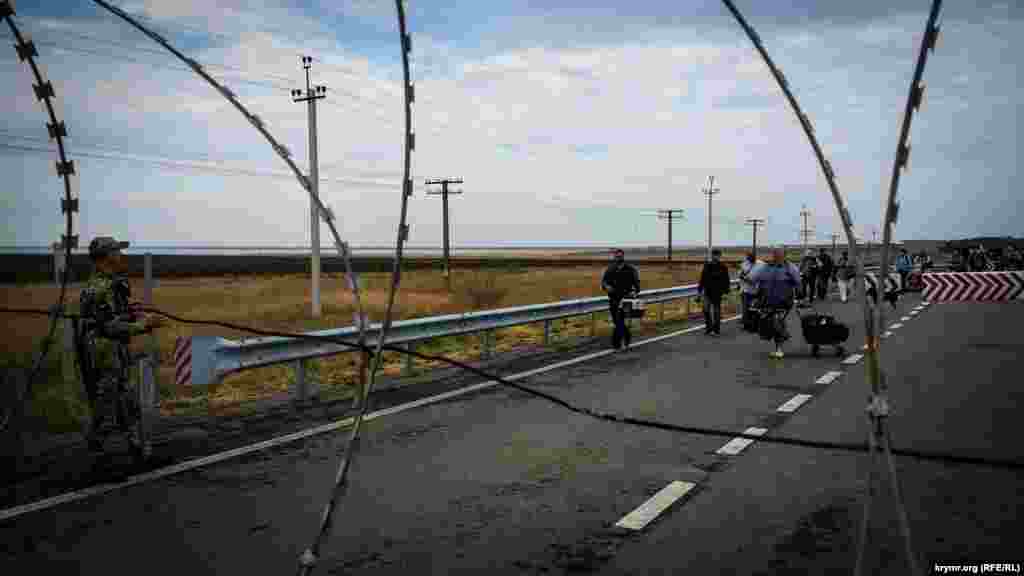 При этом украинские пограничники сообщали, что жители Северного Крыма, которые хотят покинуть полуостров из-за выбросов на заводе «Крымский титан», смогут пересекать админграницу в упрощенном порядке