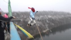 У Запоріжжі казкові герої стрибали з мосту (відео) У Запоріжжі казкові герої стрибали з мосту (відео)