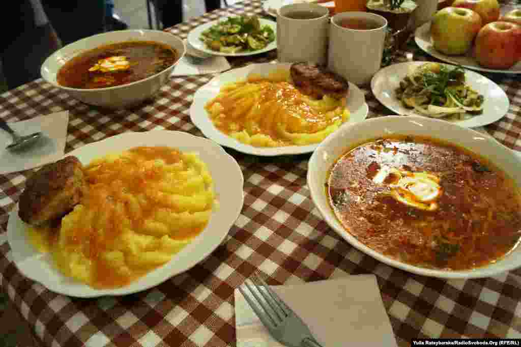 Обід солдата – борщ, картопля, котлета, салат, булка, узвар, яблуко…