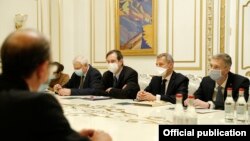 ეუთოს მინსკის ჯგუფის აშშ-ისა და საფრანგეთის თანათავმჯდომარეები და სხვა დიპლომატები 2020 წლის დეკემბერში ერევანში შეხვდნენ სომხეთის პრემიერ-მინისტრს, ნიკოლ ფაშინიანს.