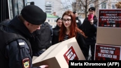 Полиция отбирает у активистов коробки с подписями