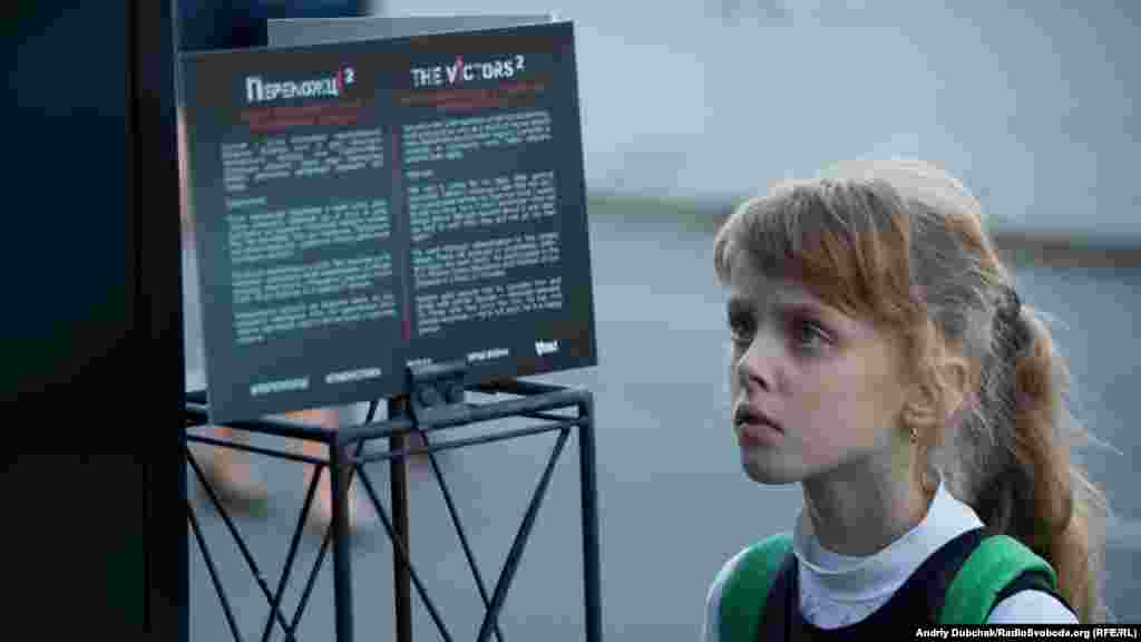 Оленка, 8 років. «Вони тримають себе в руках! Вірять в себе. Захоплююся»... Дівчинка не знаходить слів і показує стиснуті кулачки: «Вони – мммм!»  