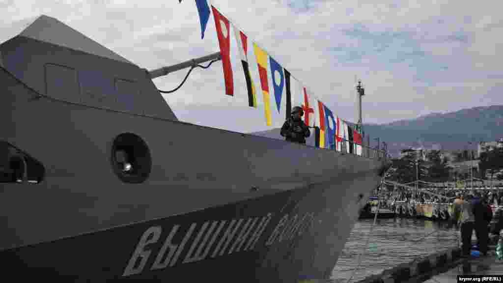 В городском порту пришвартовался катер Черноморского флота России «Вышний Волочек». Российские военные позволили зайти внутрь и осмотреть катер всем желающим