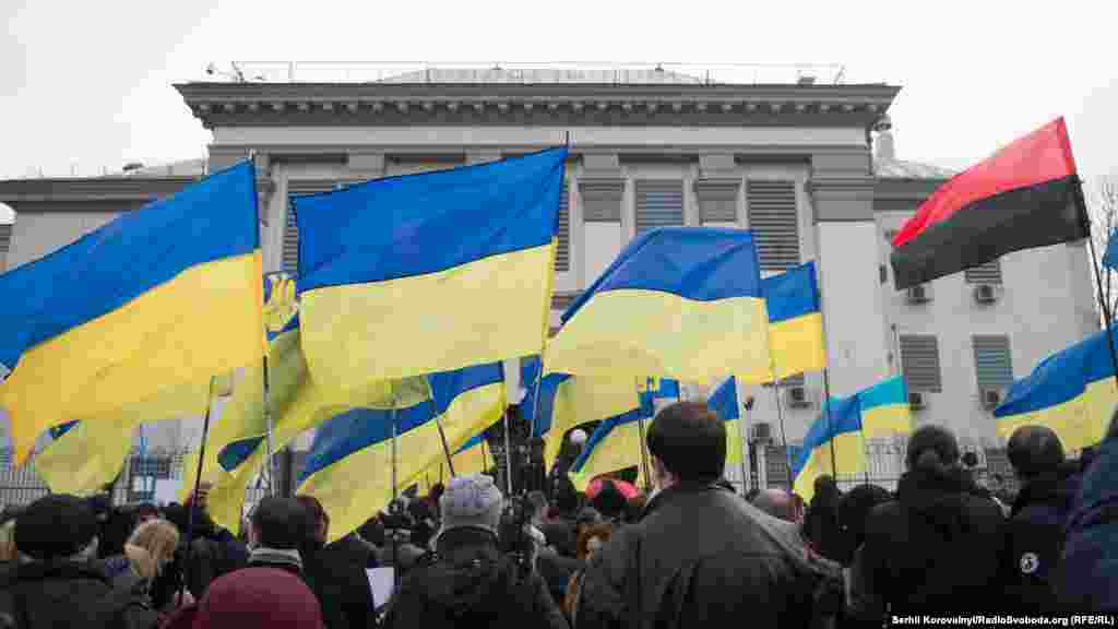 У вівторок, 8 березня, мітингувальники вручили працівникам посольства петицію із вимогою звільнити українську льотчицю
