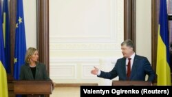 Федерика Могерини и Петр Порошенко в Киеве, 12 марта 2018 года
