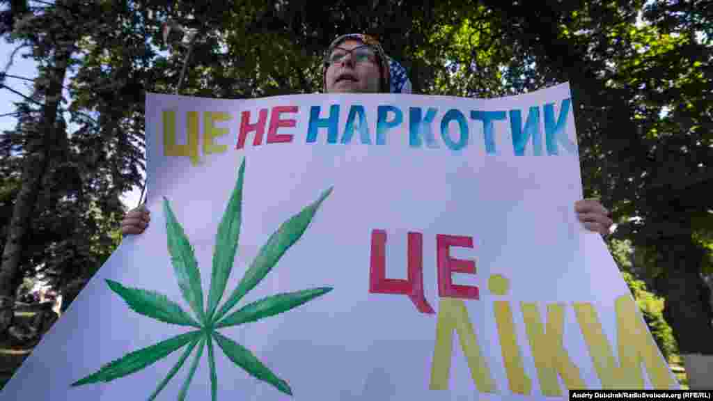 «У мого чоловіка посттравматичний синдром. Він біженець з Росії. Його там катували за участь та організації мітингу проти корупції. І ліки з конопель допомогли б йому більше аніж антидепресанти, які він приймає», – каже учасниця акції Христина  