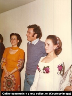 Ніку Чаушеску (в центрі) з невідомими жінками під час вечірки 1976 року. Чаушеску-молодший був засуджений до тюремного ув’язнення після страти його батьків і помер від хвороби печінки у Відні в 1996 році у віці 45 років