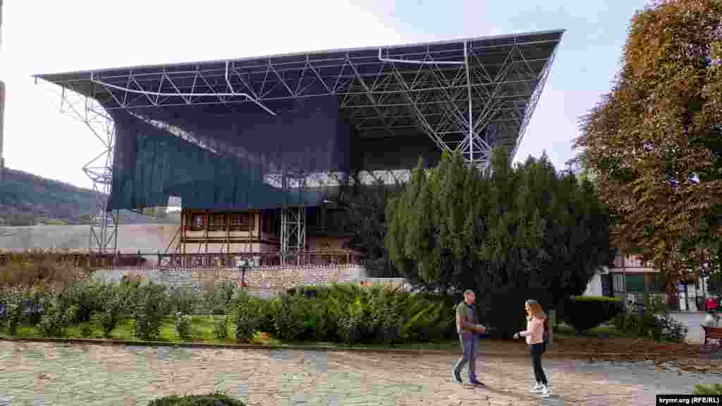 Последние два года в Ханском дворце проводится «реставрация». Над главным корпусом дворца возведен навес на металлических опорах. По словам «реставраторов» такая конструкция нужна для того, чтобы снять крышу и проводить работы в течении нескольких лет. Подконтрольный России глава Крыма Сергей Аксенов сообщил, что работы планируют закончить к 2021 году