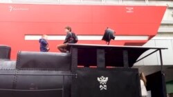 «Чтобы охотней голосовали»: в Севастополе к избирательному участку пригнали паровоз (видео) «Чтобы охотней голосовали»: в Севастополе к избирательному участку пригнали паровоз (видео)