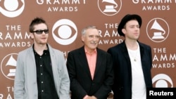 Джейми Хюлет (ляво) и Деймън Олбърн (дясно) заедно с актьора Денис Хопър