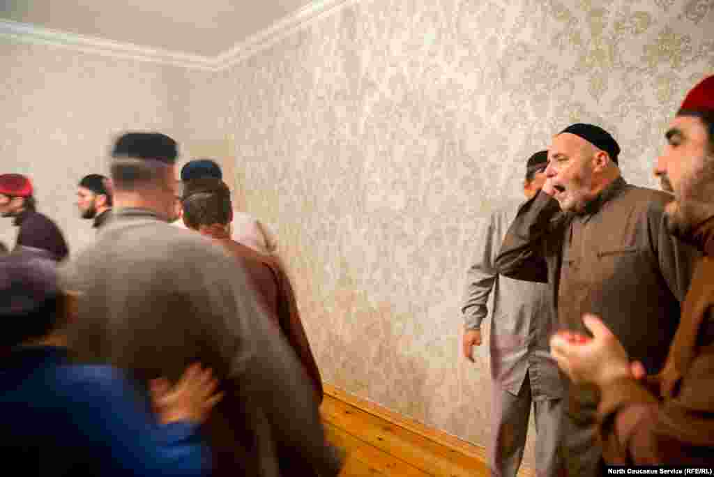 Кунта-хаджинцы – самый распространенный в Чечне и Ингушетии вирд. Как и у других приверженцев Кадирии, у них так называемый громкий зикр (в отличие от тихого зикра, практикуемого накшбандийцами). Суфии движутся по кругу, иногда ускоряясь, иногда останавливаясь. При этом они выкрикивают по-арабски "Нет божества кроме Аллаха!" и другие религиозные фразы. Управляют обрядом опытные люди, именуемые туркхами. У них в руках характерные палки.