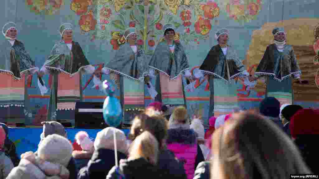 Продолжился праздник выступлениями лучших творческих коллективов города «Однажды на Масленице»