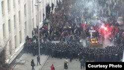 Сутичка біля адміністрації президента