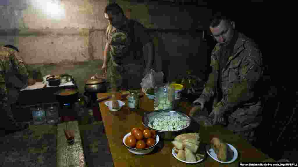 На кухні готуються до святкового обіду: літній салат, помідори, суп і, як зазначив кухар, дуже багато м’яса