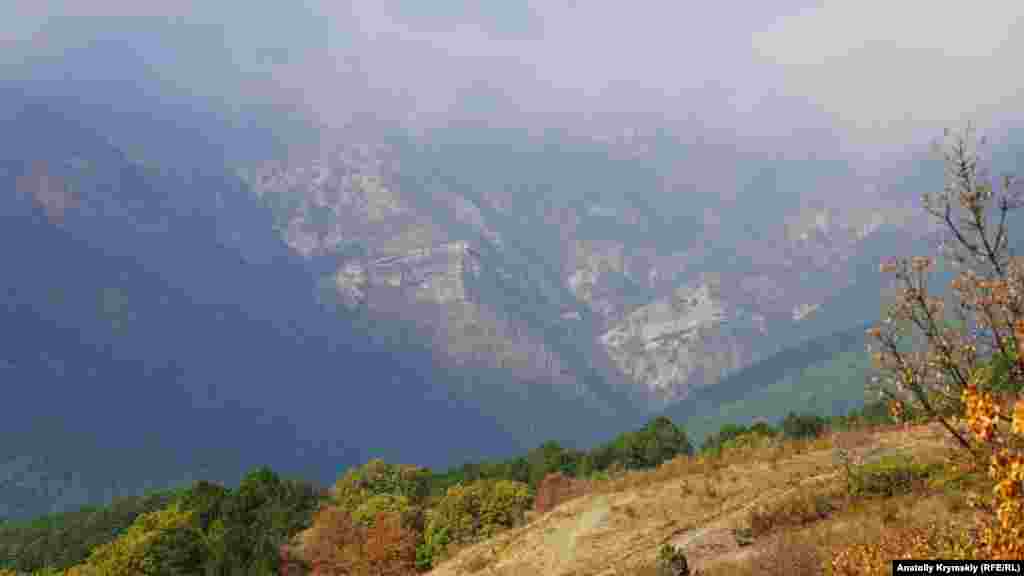 С западной стороны – затуманенные отроги Ай-Петринской яйлы