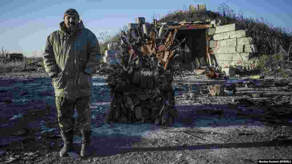 Це і є цей «трон». Він зроблений із уламків від снарядів, самих снарядів, які не здетонували, куль, гільз, шматків гранат, частин розбитих бойових машин. Весь матеріал для цього витвору волонтера зібрано ледь не з усієї лінії зіткнення. Мета «трону» – нагадувати людям про те, що війна триває. І не тільки зараз, а довгі роки
