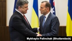 Президент України Петро Порошенко (ліворуч) та колишній прем'єр-міністр Австралії Тоні Ебботт під час зустрічі у Мельбурні, Австралія. Грудень 2014 року