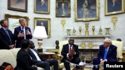 На зустрічі з президентом ПАР Трамп продемонстрував присутнім відео, які, за його словами, доводять утиски білих громадян Південно-Африканської Республіки