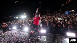 Форвард національної збірної Грузії Буду Зівзівадзе святкує з уболівальниками перемогу команди у фіналі плей-офф кваліфікації ЄВРО-2024 проти Греції в Тбілісі 27 березня