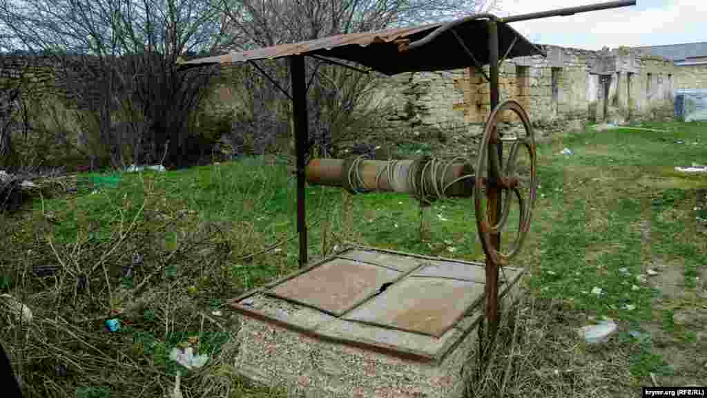 На той же улице – старый нерабочий колодец у стен дореволюционной постройки тогдашнего помещика