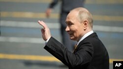 საგანგებო ბრიფინგის დასაწყისში რუსეთის პრეზიდენტმა მოსკოვში "გამარჯვების დღეზე" ჩასულ ლიდერებს გადაუხადა მადლობა. ფოტო 9 მაისის სამხედრო აღლუმიდან. 2025 წ.