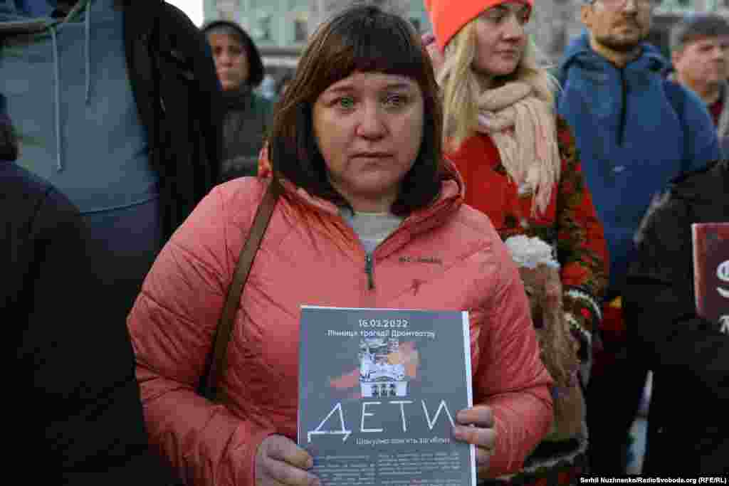 Дехто тримав в руках банер із датою трагедії, малюнком драмтеатру в Маріуполі та написом «ДЕТИ»