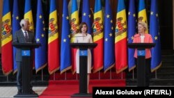 Conferință de presă comună susținută la Chișinău, după încheierea summitului Moldova-UE, de președinta moldoveană Maia Sandu (centru), președintele Consiliului European, Antonio Costa (stânga) și președinta Comisiei Europene, Ursula von der Leyen.