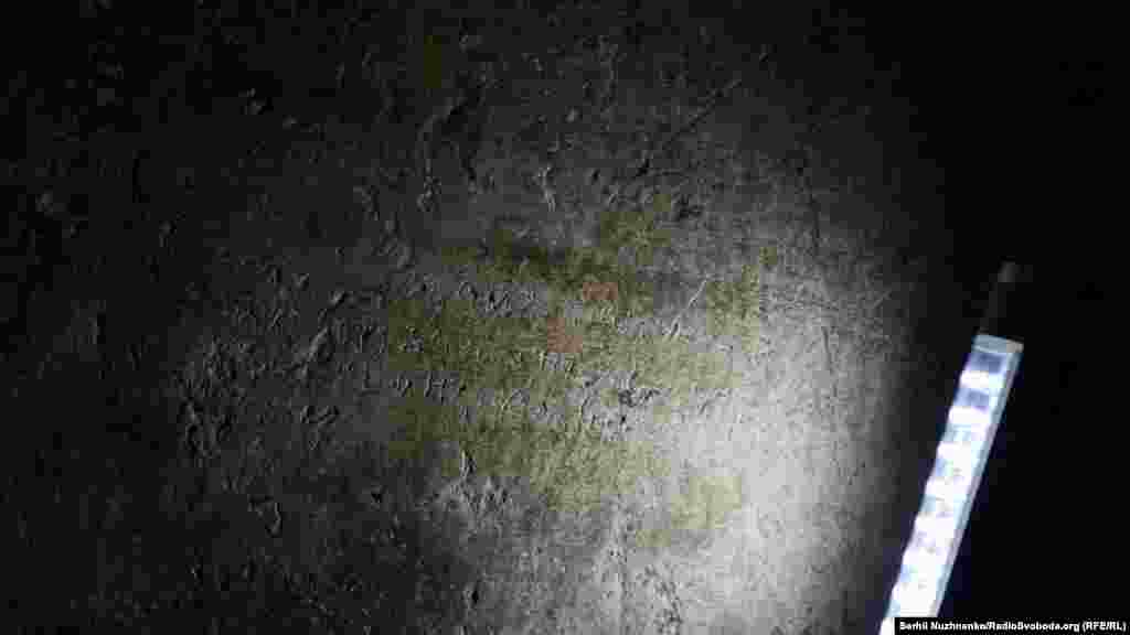 Переклад: «З Анною грішник Яків ти розлучився в суді брехливо. Господи позбав мене від мук». Людина, яка зробила цей напис, знала що розлучення було несправедливим. Що цікаво, цей напис читали інші люди, і над словами «грішник» і «Яків» дописано «Оу» – в середньовіччі, якщо проводити аналогії з нинішнім часом, це означало негативний смайлик у коментарях. Читайте також: «Таємниці графіті Софії Київської. Мова часів України-Русі»