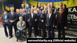 Народні депутати фракції «Європейська солідарність», у тому числі й п’ятий президент України Петро Порошенко, під час виголошення заяви, що «формули Штайнмаєра» не існує, а є «формула Путіна». Київ, 1 жовтня 2019 року