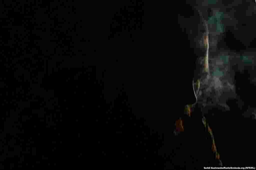 Військовий 79-ї окремої десантно-штурмової Таврійської бригади курить на позиціях. Мар'їнський напрямок, травень 2024 року  