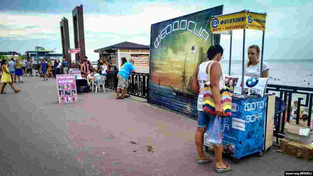 Серед розваг – фотозона. Знімок можна зробити на тлі банера, це обійдеться в 50 рублів (20 гривень)