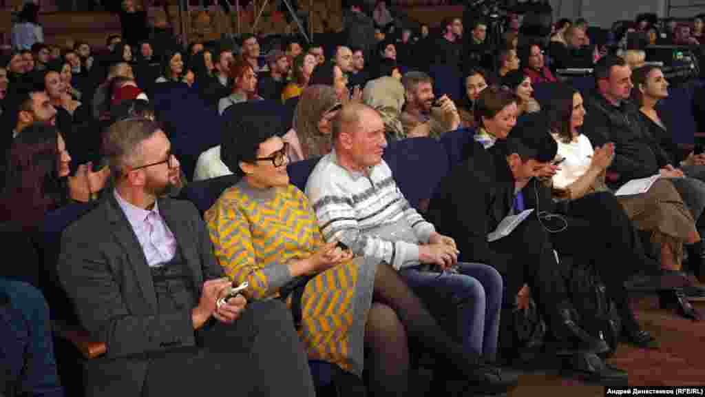 Среди зрителей – член Меджлиса крымских татар Ильми Умеров, PR-менеджер «Крымского дома» Айше Умерова и активист Нариман Джелял