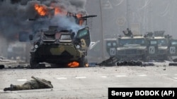 Російський бронетранспортер (БТР) горить під час бою з бійцями Збройних сил України на околиці Харкова. Після вуличних боїв ЗСУ відновили повний контроль на Харковом. Фото від 27 лютого 2022 року