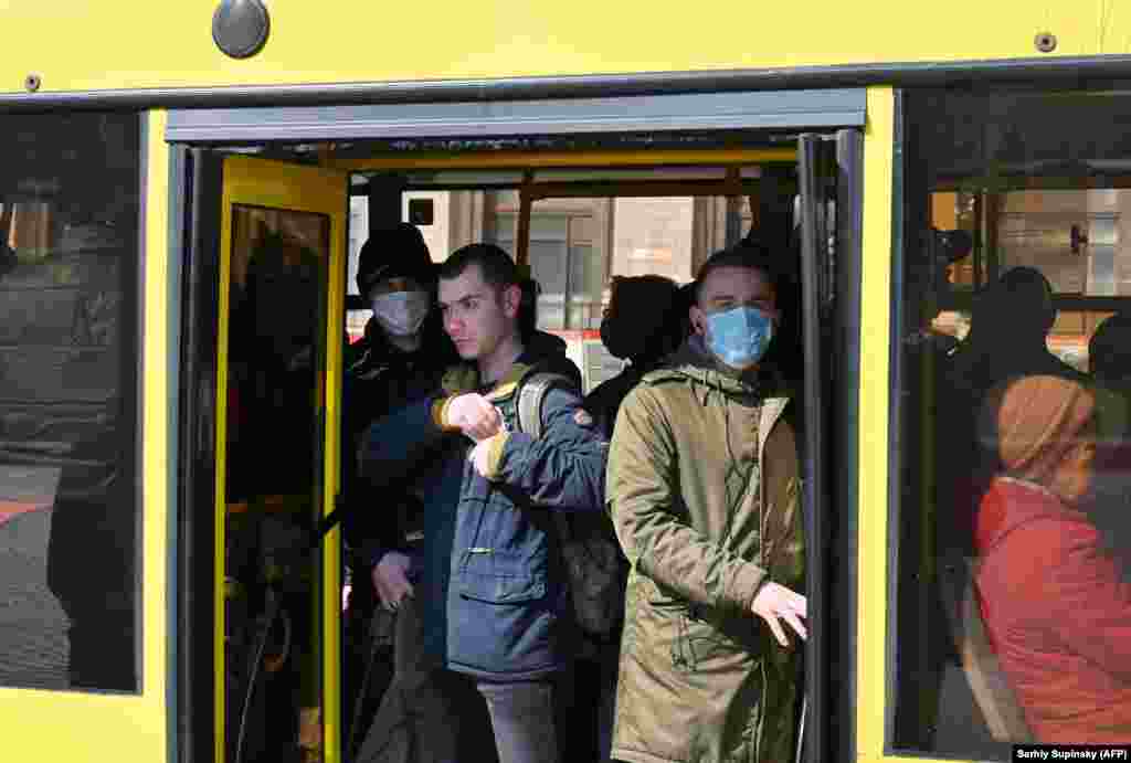 Правила «не более 10 человек в маршрутку» пассажирам придерживаться не удавалось. Как и соблюдения дистанции в один метр друг между другом