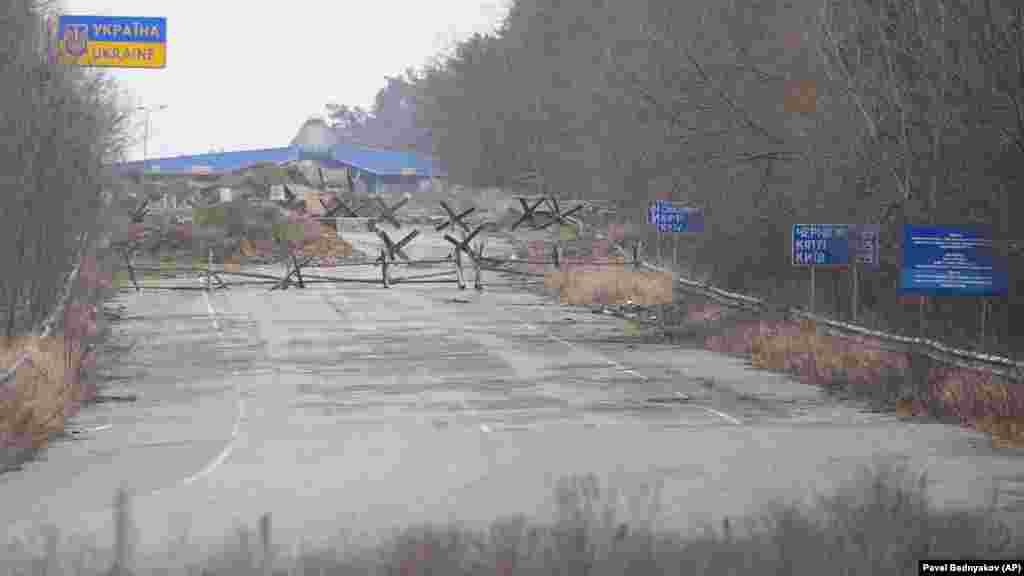 Пункт пропуска "Новые Яриловичи", вид с белорусского пункта пропуска "Новая Гута"