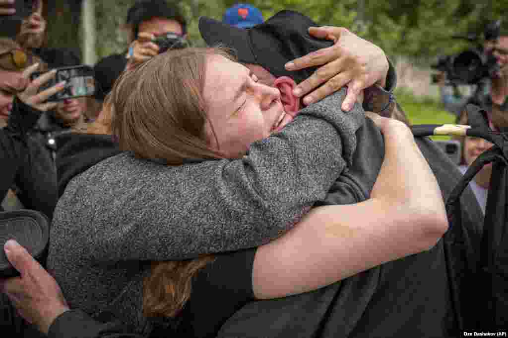 Тепер вже колишній український військовополонений обіймає своїх найдорожчих після повернення на рідну землю, 19 червня 2025 року
