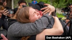 Повернення з полону: сльози, усмішки і нескінченні обійми (фотогалерея)