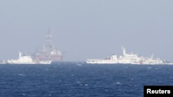 Китайская буровая платформа Shi You 981 в окружении кораблей береговой охраны Китая – в 210 километрах от берегов Вьетнама, 14 мая 2014 г.