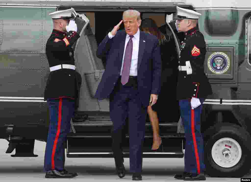 Президент США Дональд Трамп відповідає на вітання, коли він виходить із президентського вертольоту Marine One після участі в заходах вшанування пам’яті жертв 11 вересня у «Національному меморіалі Рейсу 93»