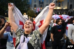 Антиурядова протестувальниця під час акції в Тбілісі